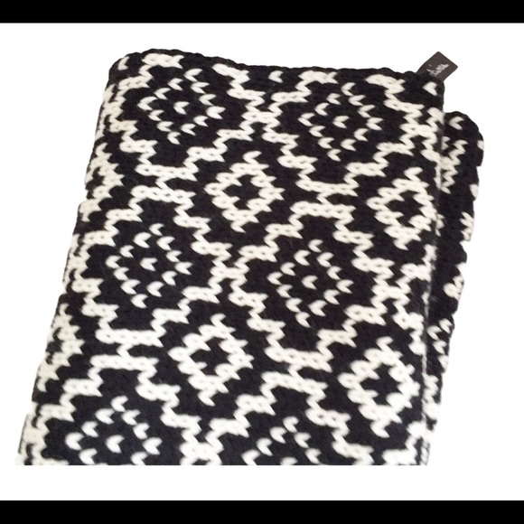 NWT SEDUCTIONS Geo Print Infinity Scarf Black/Ivory One  Size - Picture 3 of 7